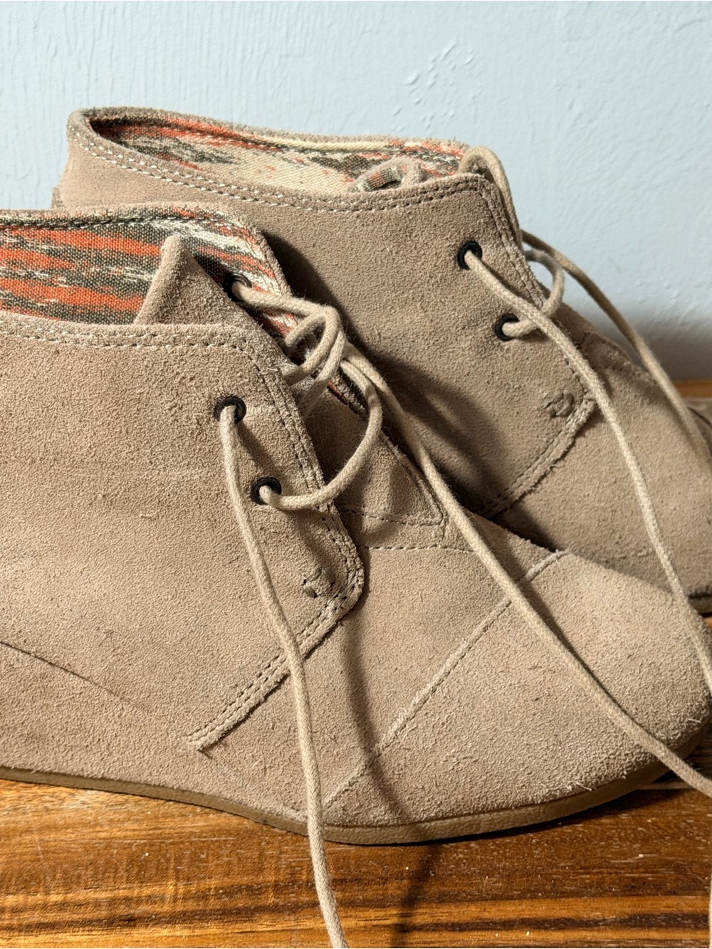 Tom’s Size 9 Neutral Suede Lace-Up Desert Boot - Picture 5 of 6